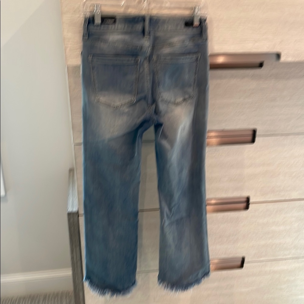 NWT Liverpool Crop Flare Blue Jeans w curved frayed ankle hem. Size 4/27 - Picture 5 of 10